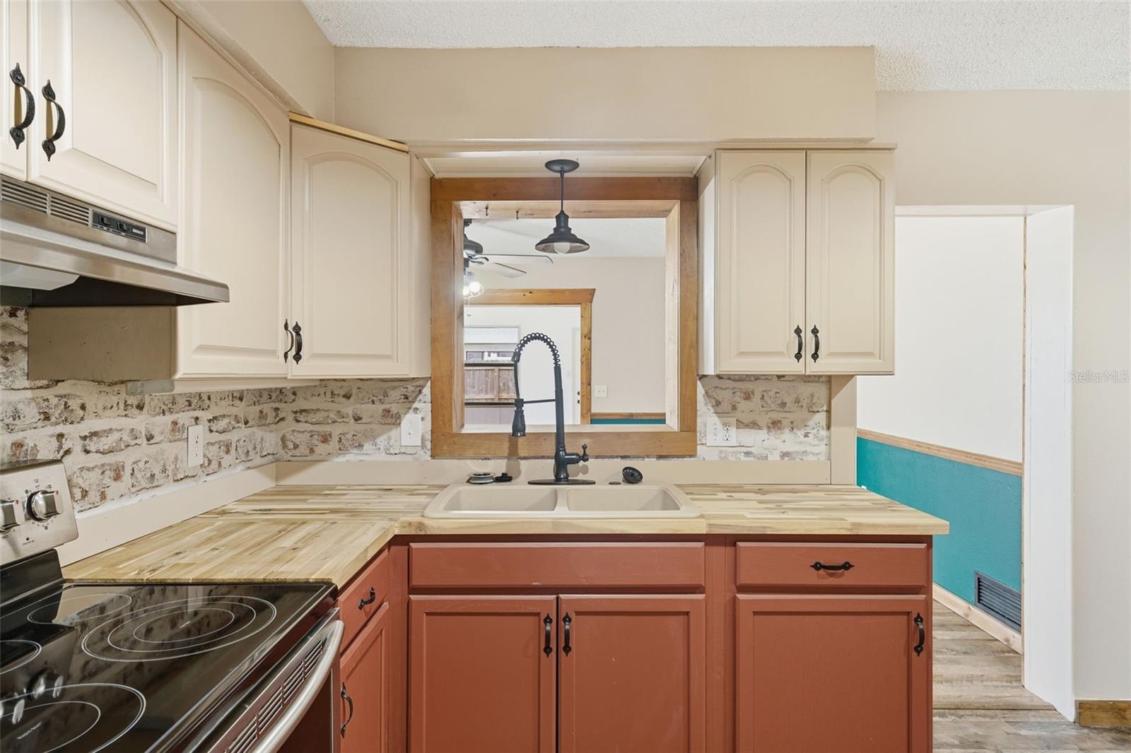 Image 13 of 70 For 121 Crane Rd