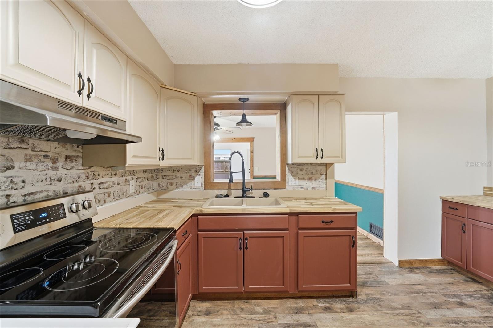 Image 14 of 70 For 121 Crane Rd