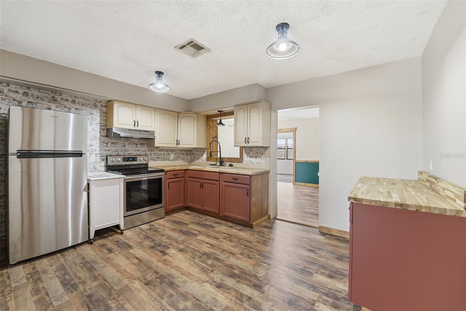 Image 3 of 70 For 121 Crane Rd