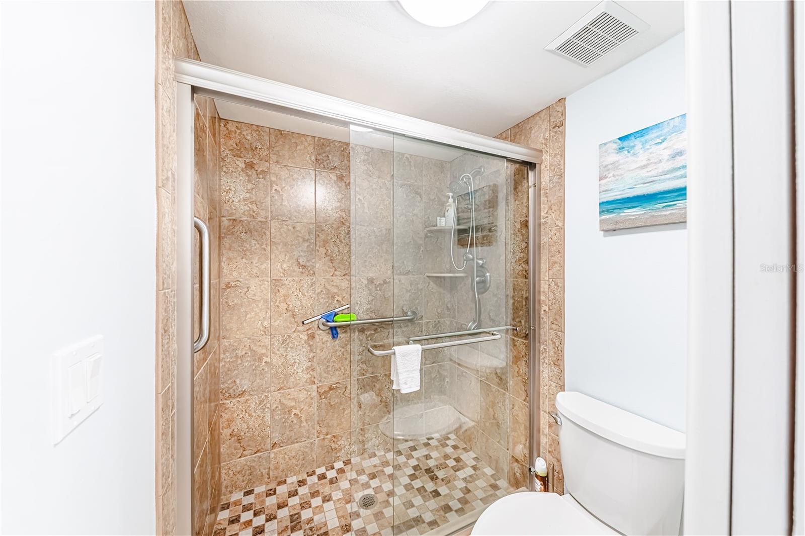 Image 17 of 33 For 832 Bird Bay Way 113