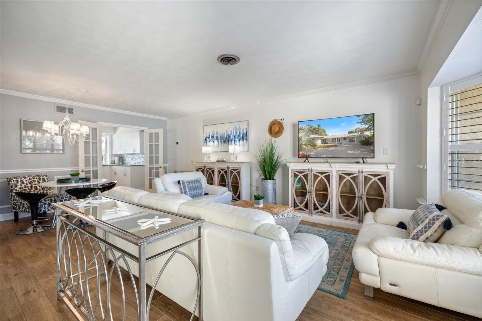 Image 10 of 54 For 117 Aurora Street E