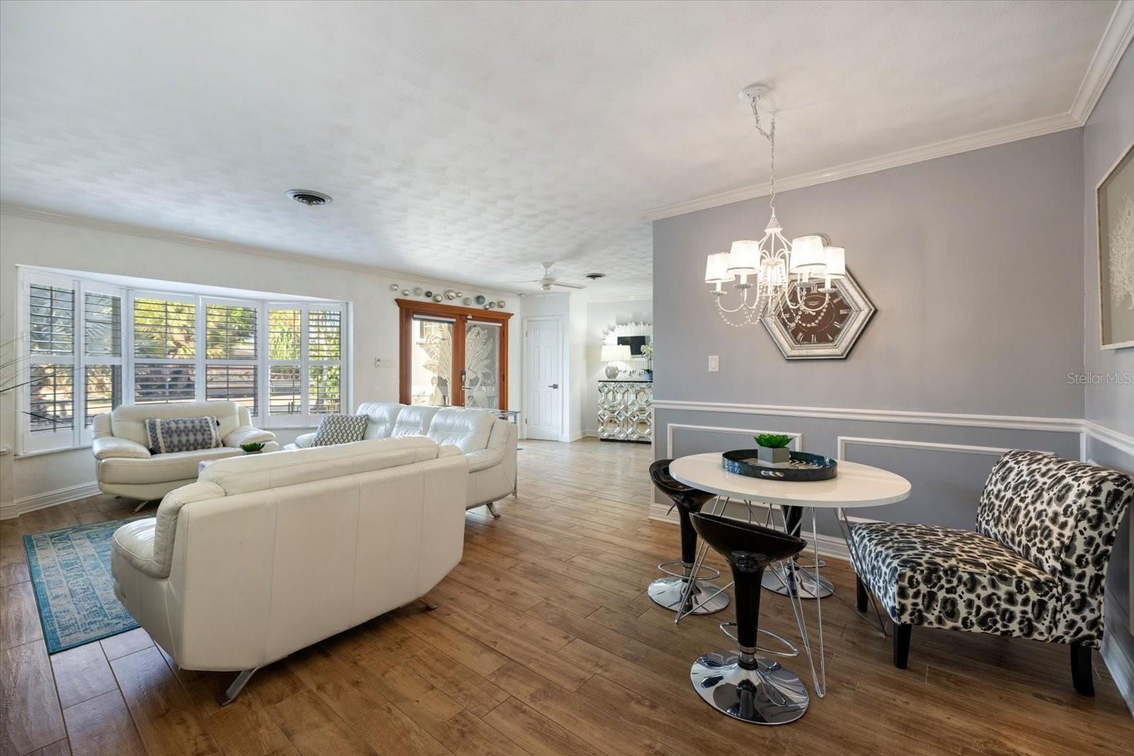 Image 11 of 54 For 117 Aurora Street E