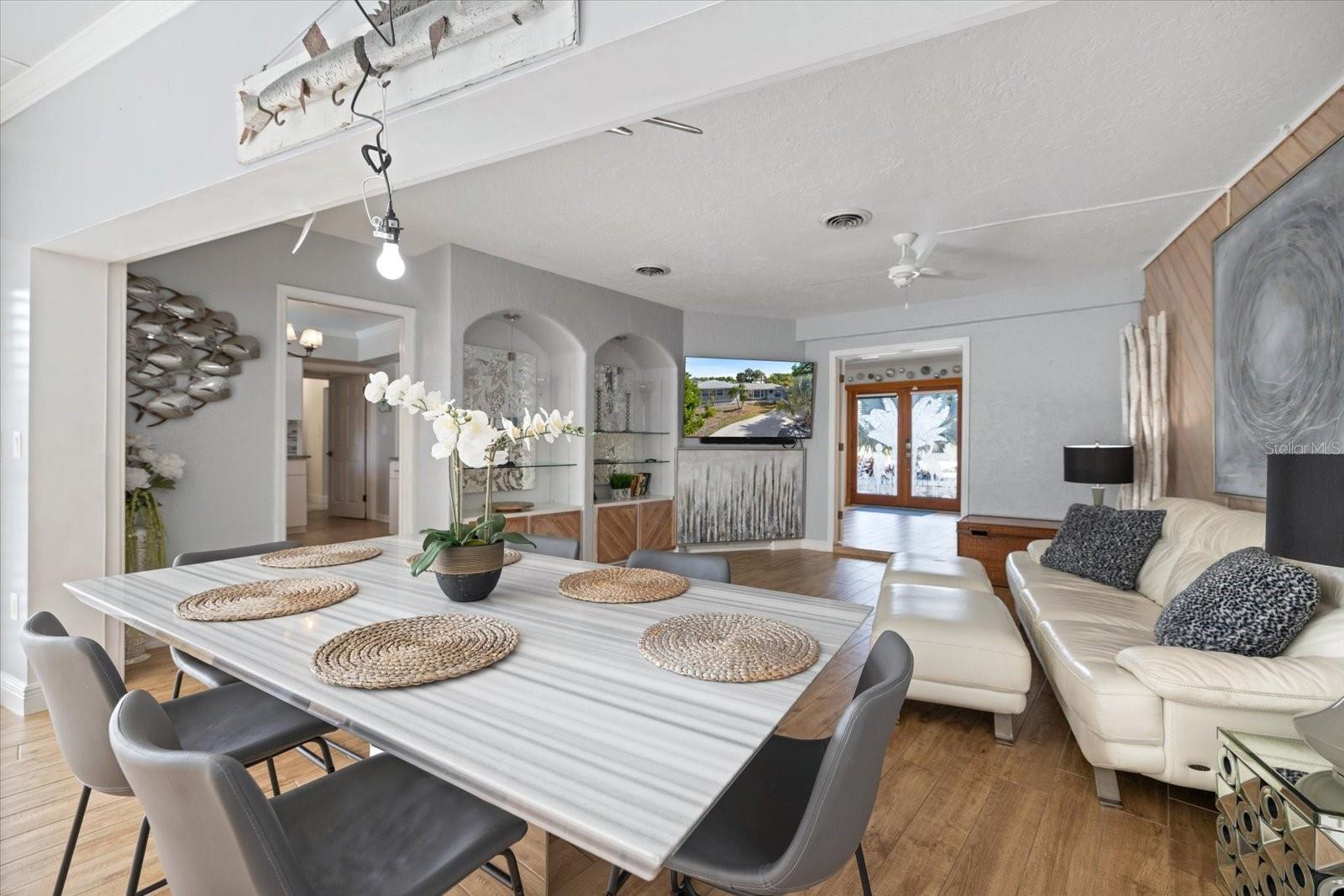 Image 13 of 54 For 117 Aurora Street E