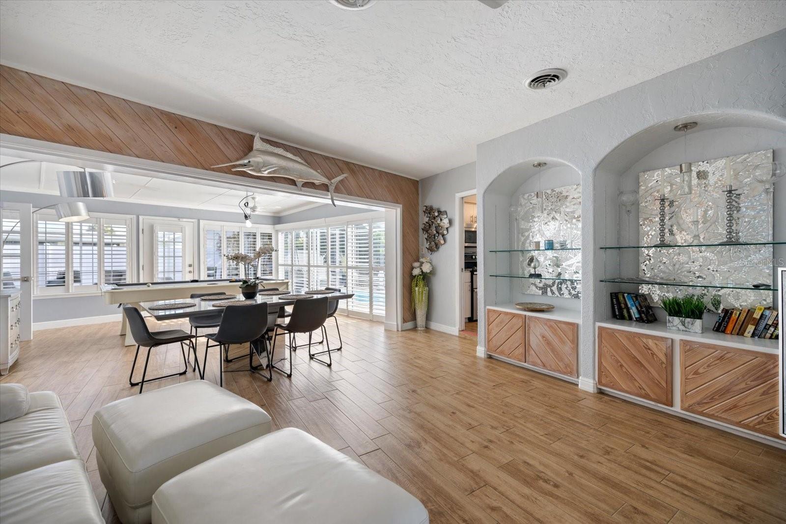 Image 15 of 54 For 117 Aurora Street E