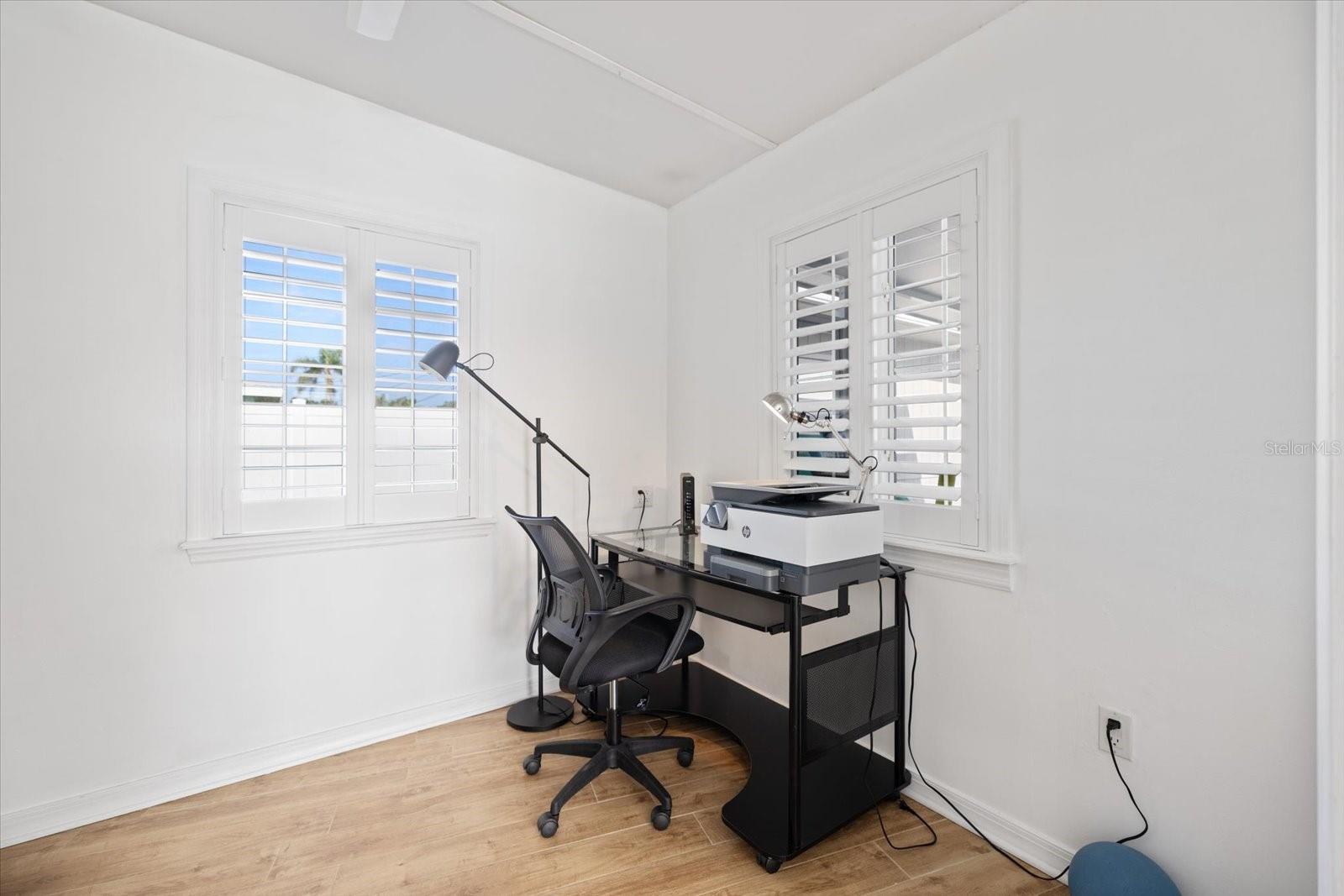 Image 20 of 54 For 117 Aurora Street E