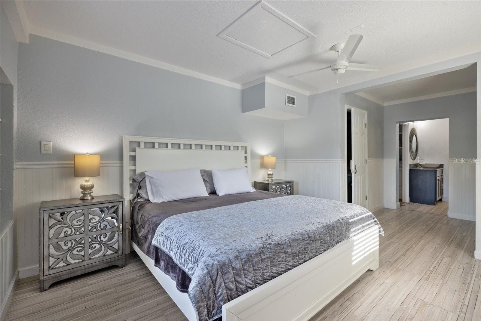 Image 22 of 54 For 117 Aurora Street E