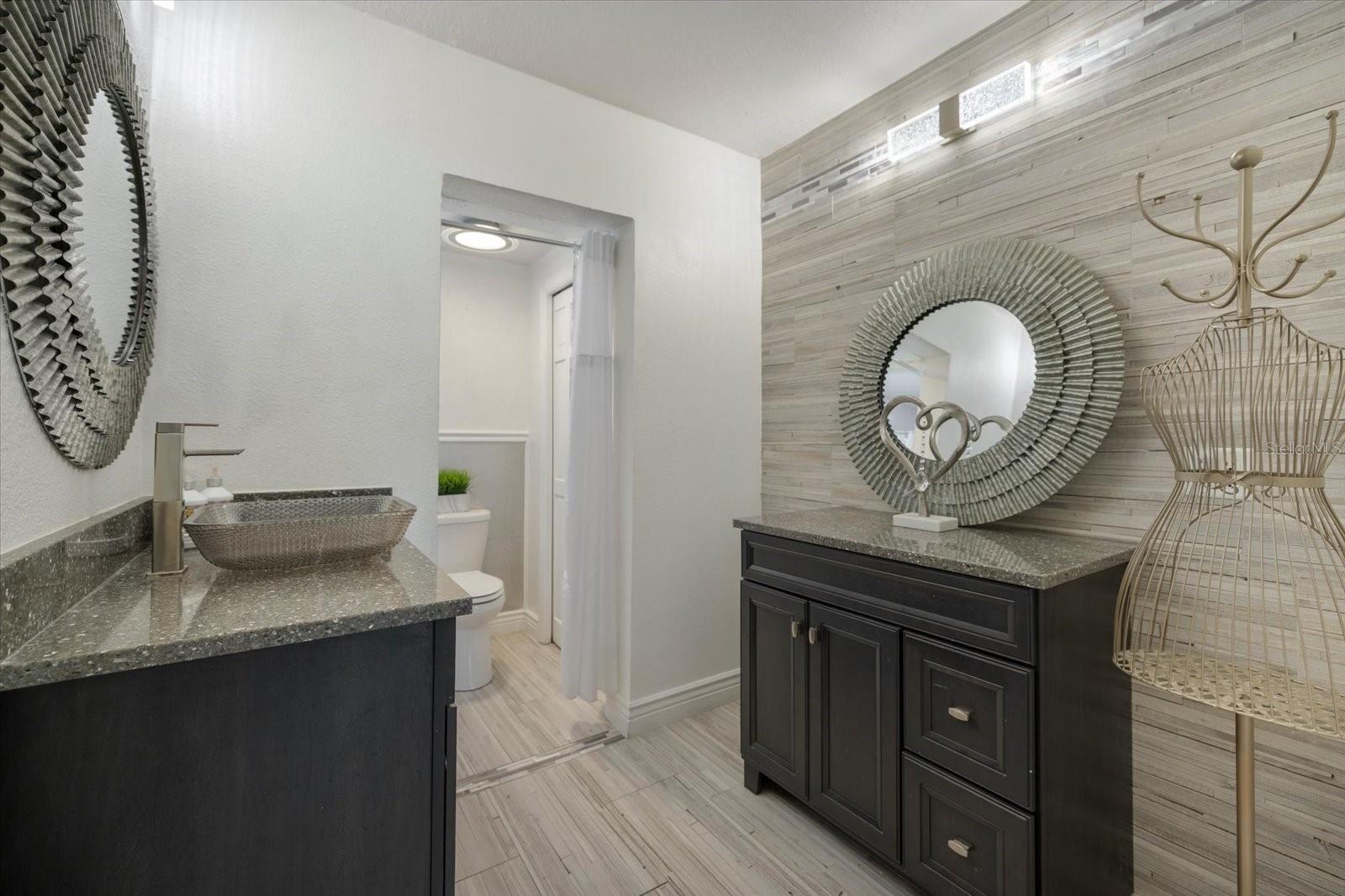 Image 24 of 54 For 117 Aurora Street E