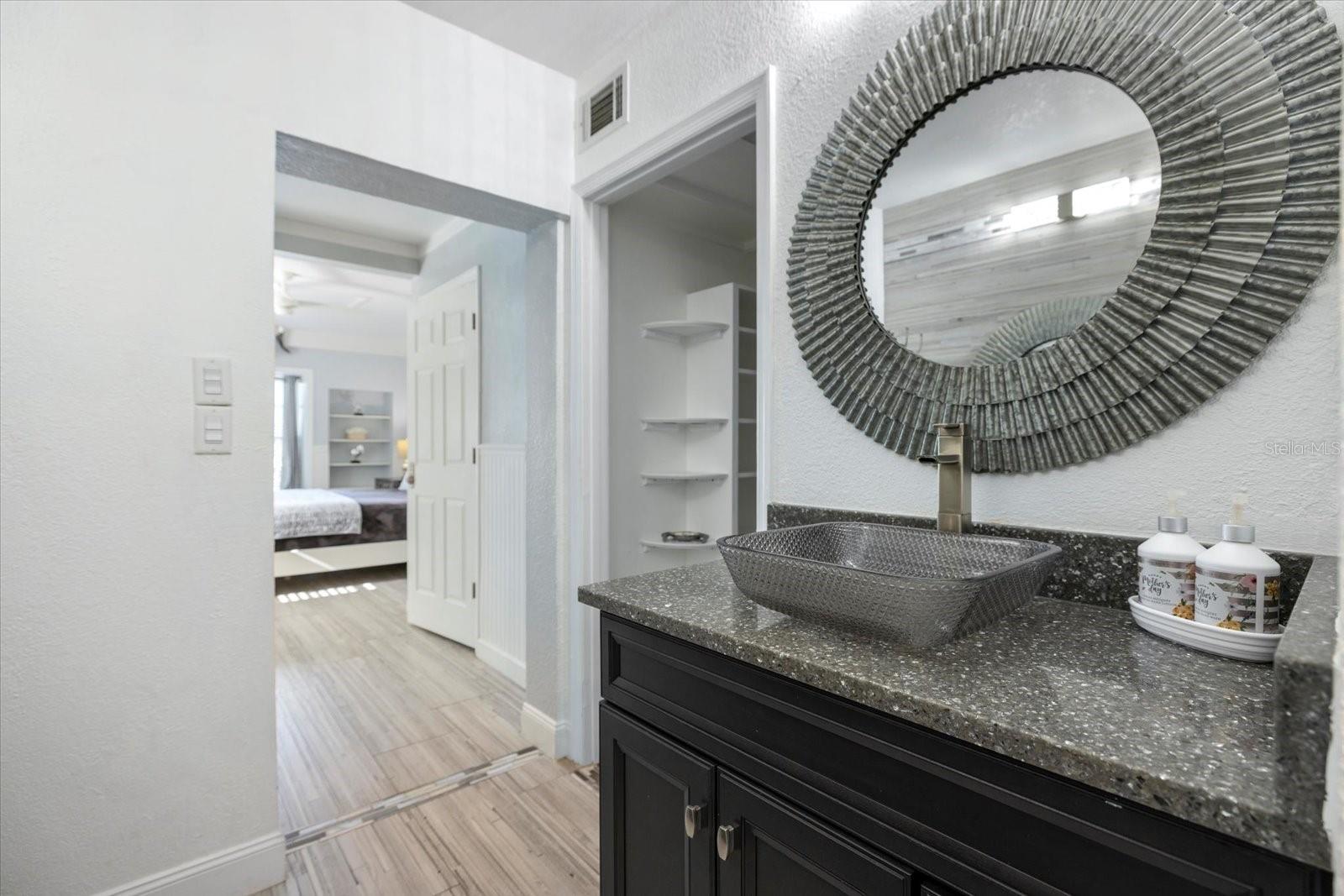 Image 26 of 54 For 117 Aurora Street E