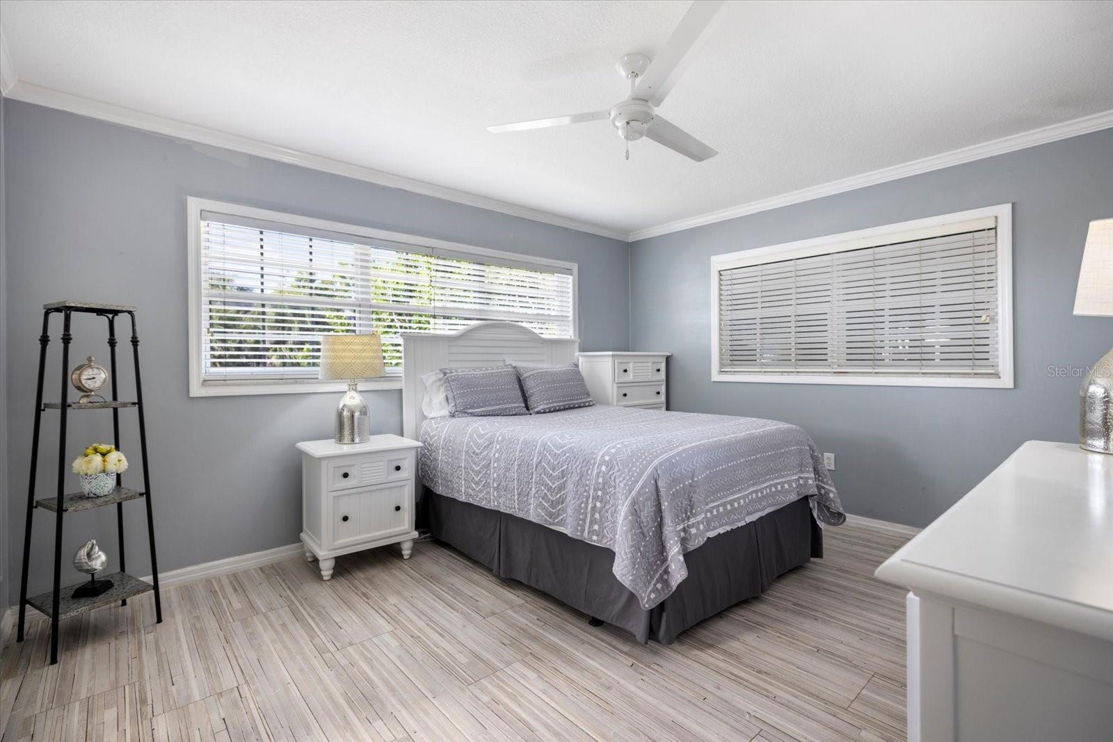 Image 27 of 54 For 117 Aurora Street E