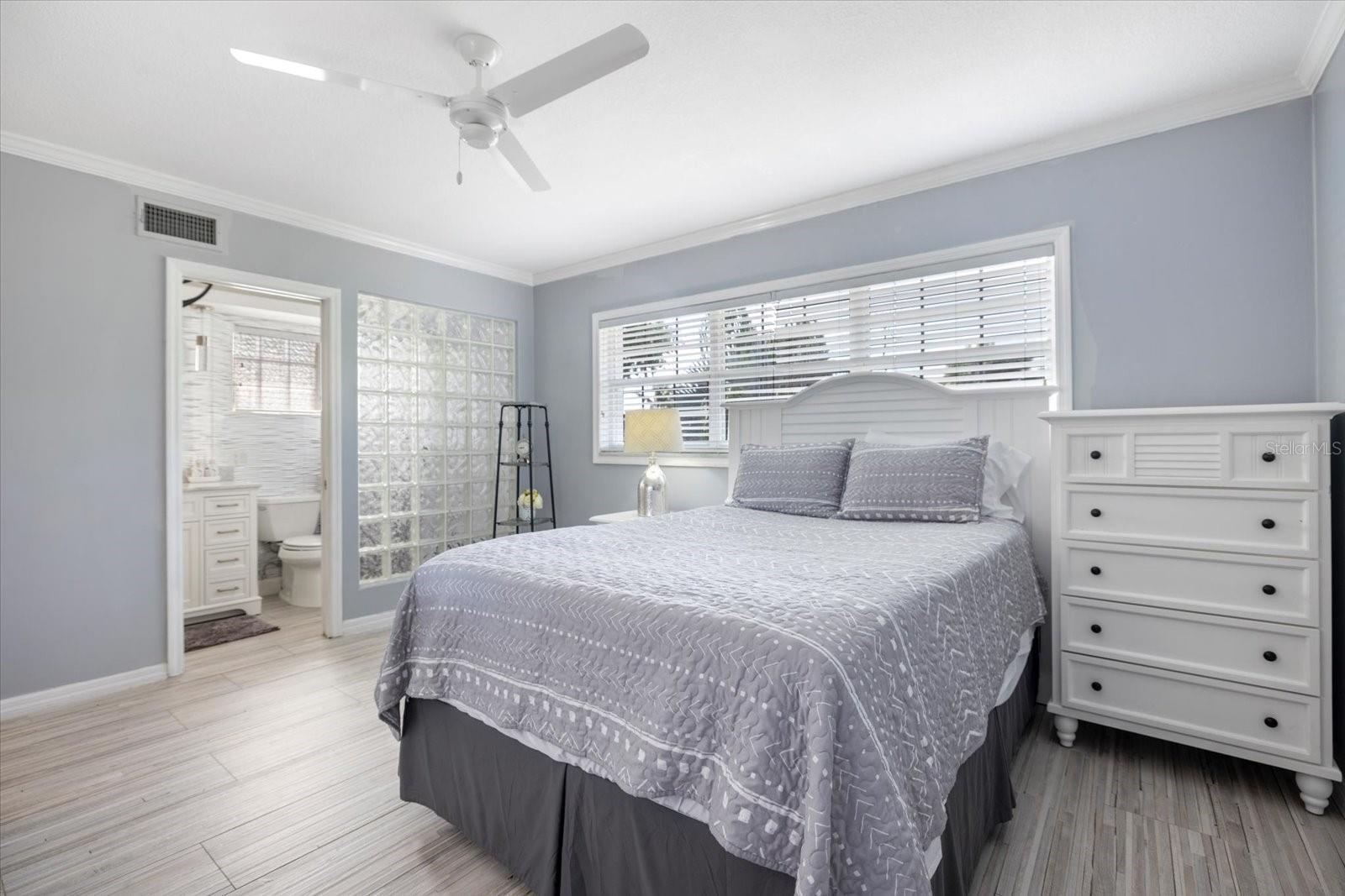 Image 28 of 54 For 117 Aurora Street E