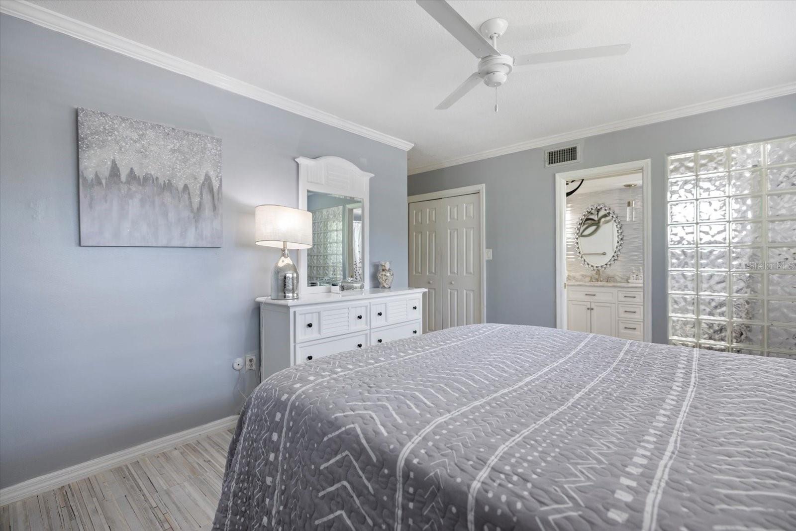 Image 29 of 54 For 117 Aurora Street E