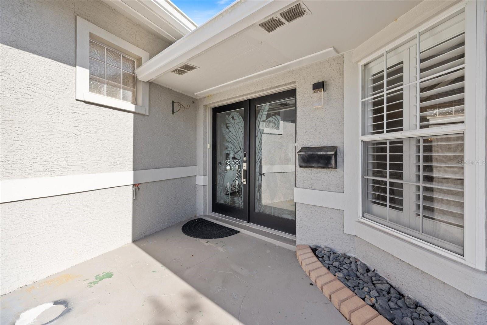 Image 3 of 54 For 117 Aurora Street E