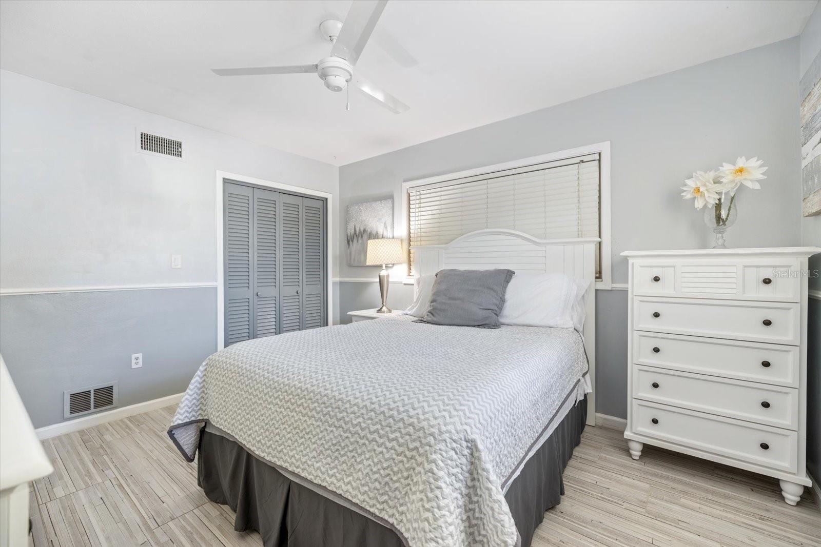 Image 33 of 54 For 117 Aurora Street E