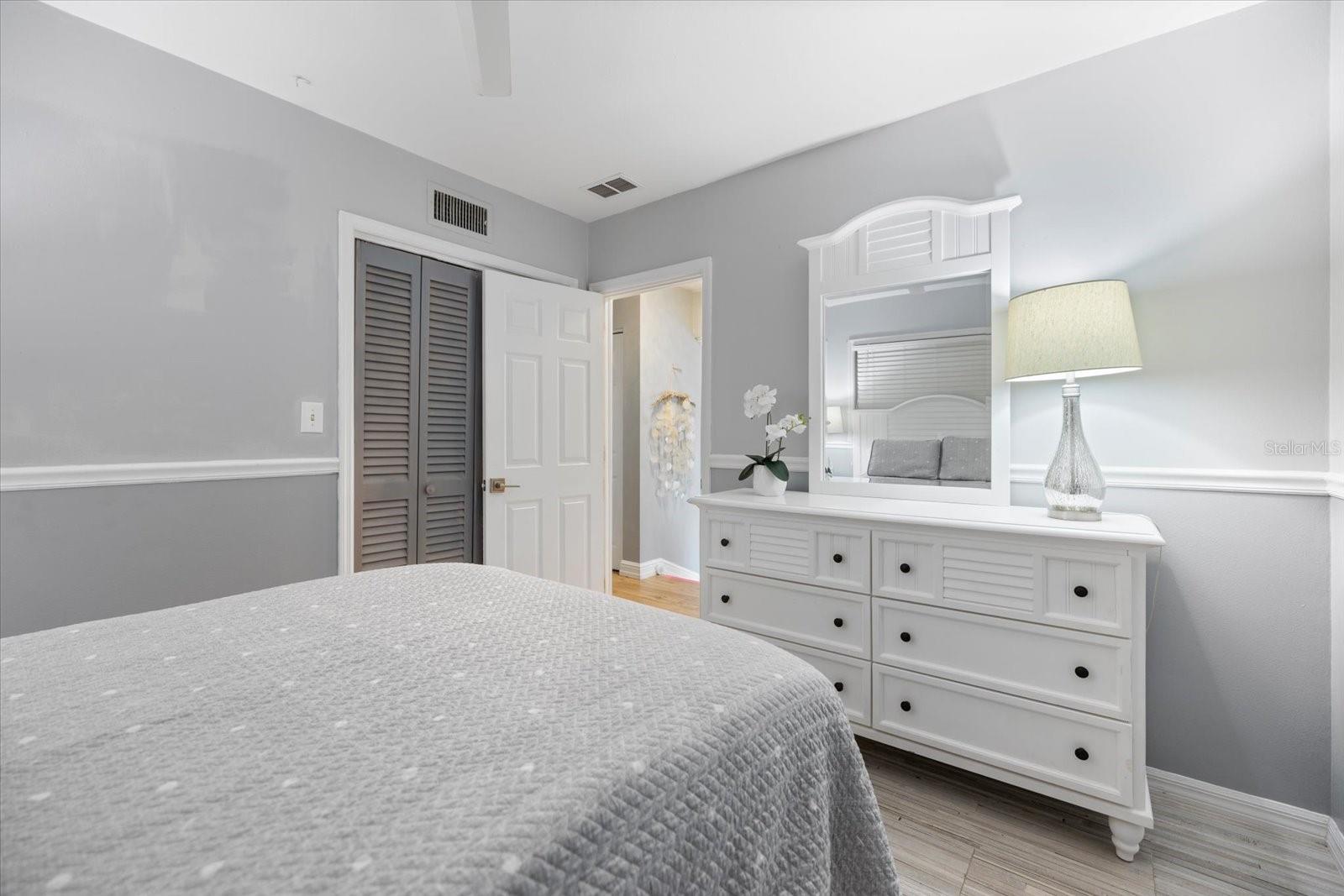 Image 35 of 54 For 117 Aurora Street E