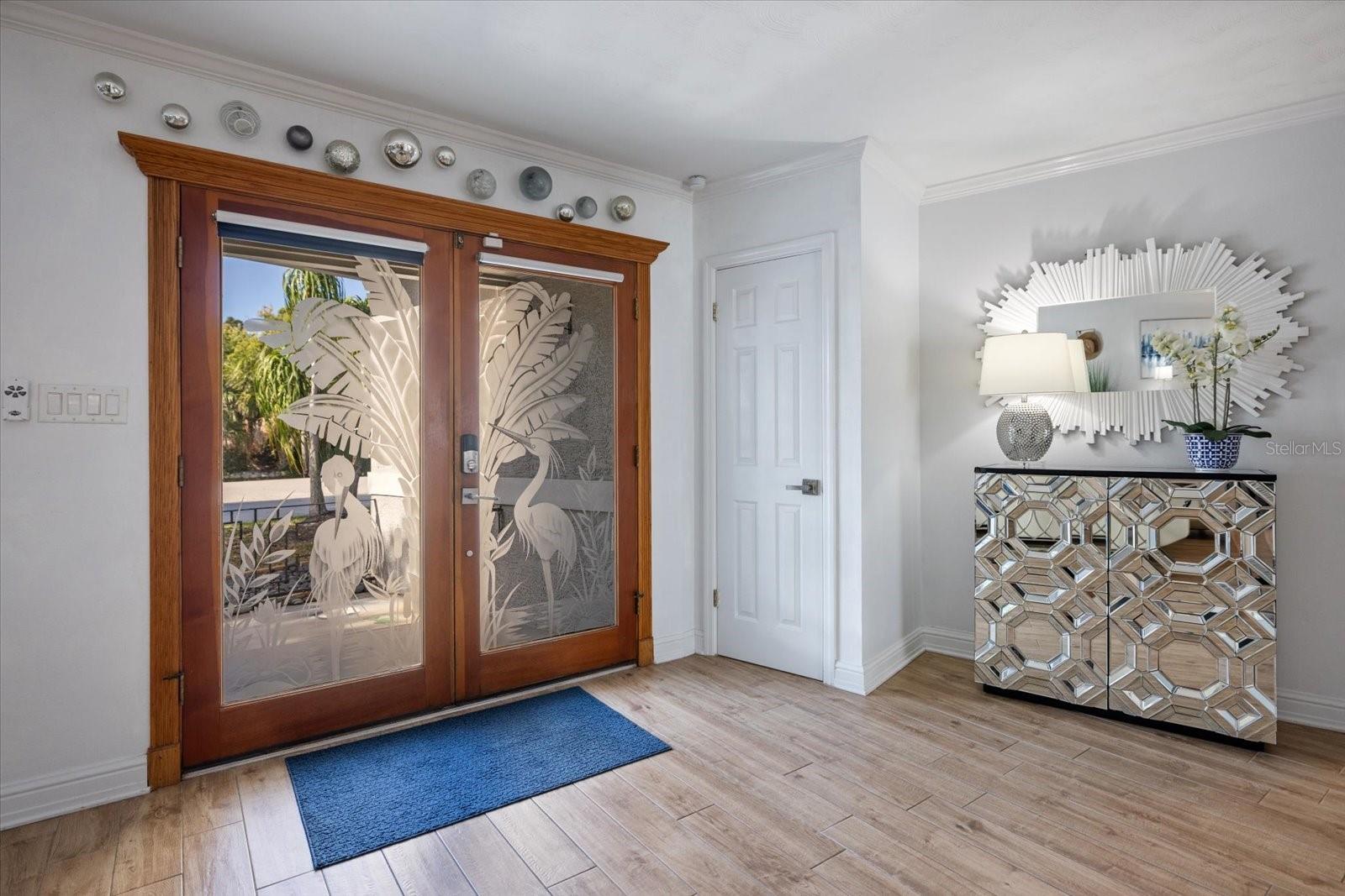 Image 4 of 54 For 117 Aurora Street E