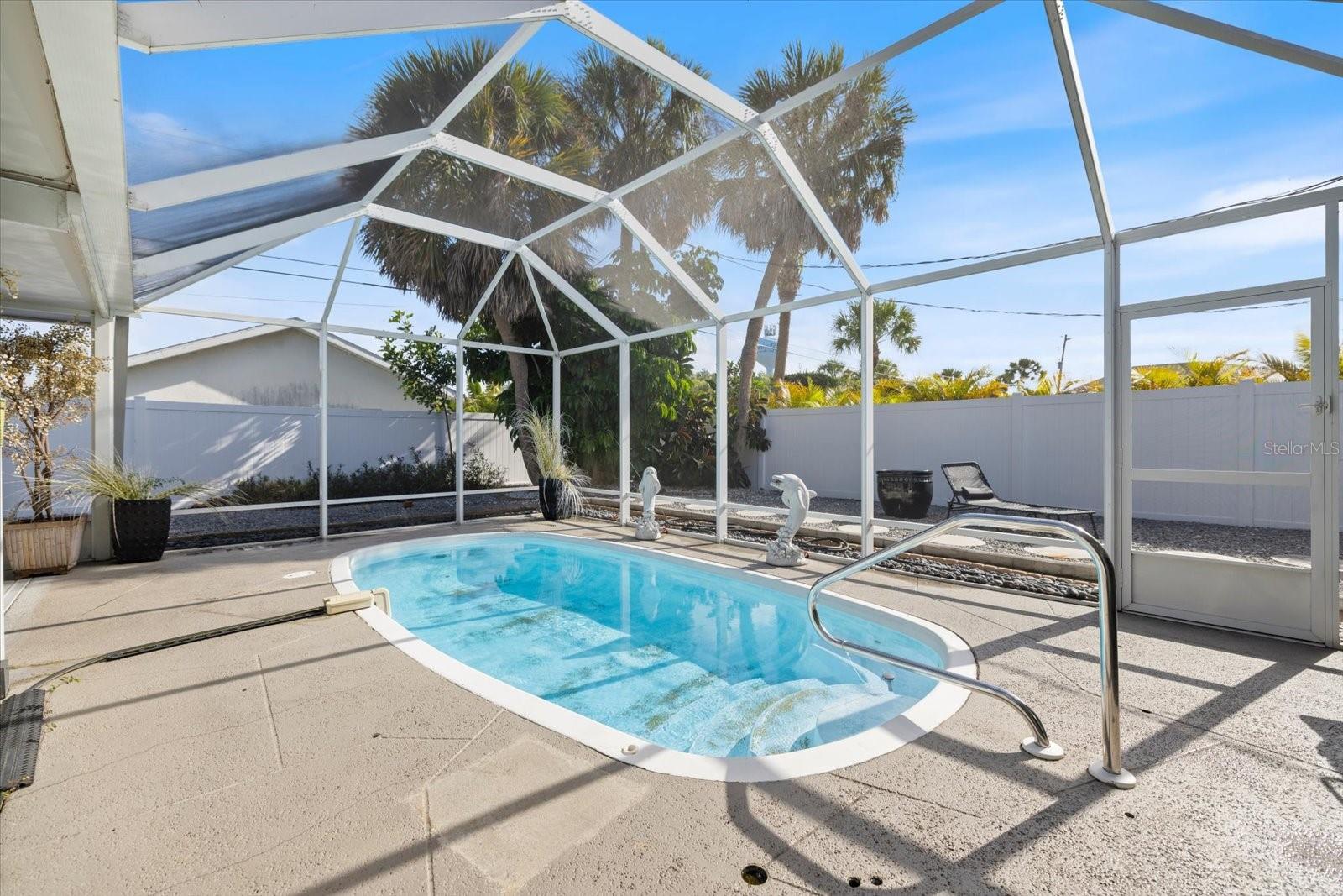 Image 43 of 54 For 117 Aurora Street E