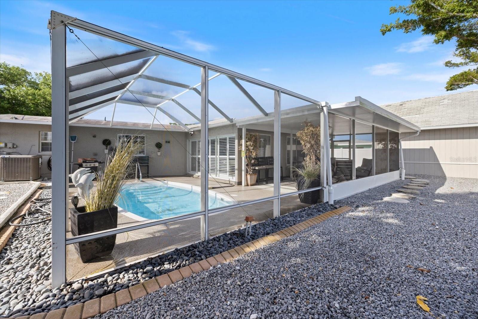 Image 44 of 54 For 117 Aurora Street E