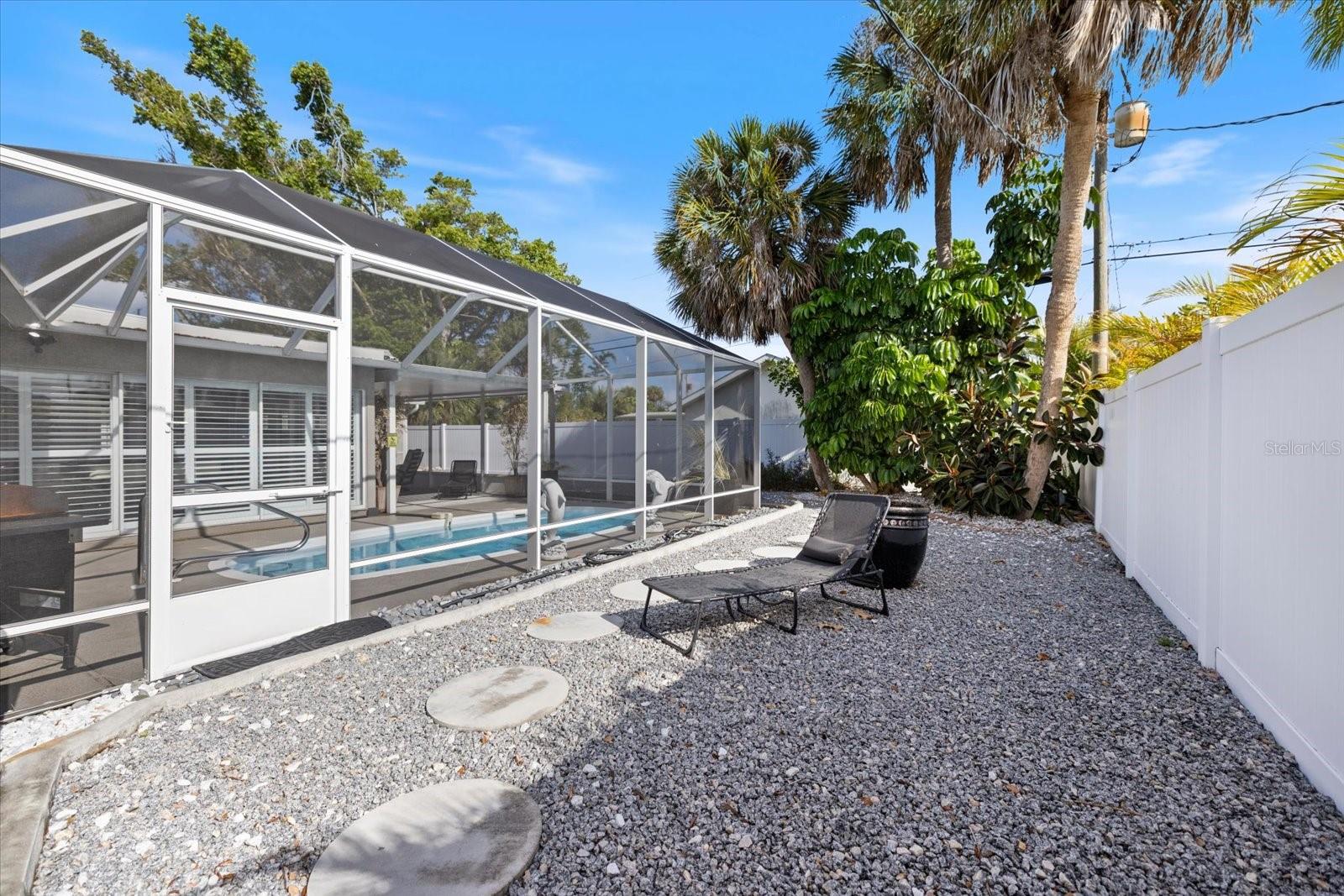 Image 45 of 54 For 117 Aurora Street E