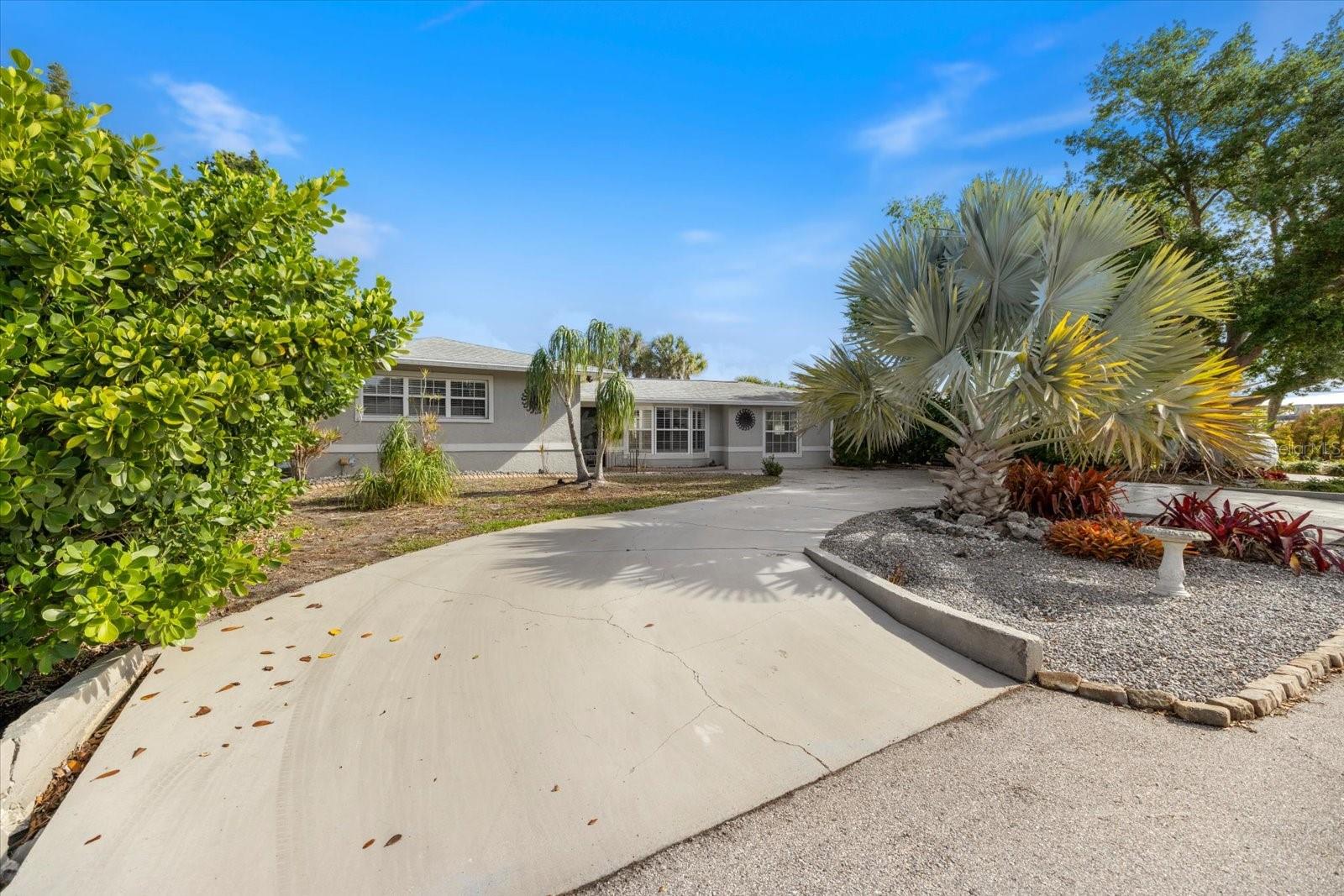 Image 48 of 54 For 117 Aurora Street E