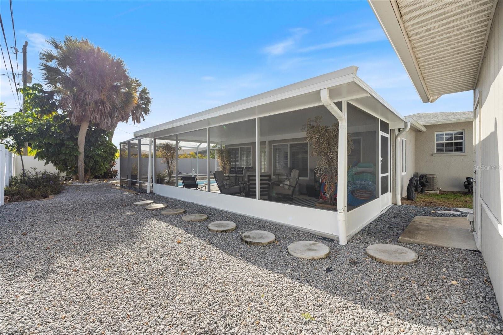 Image 49 of 54 For 117 Aurora Street E