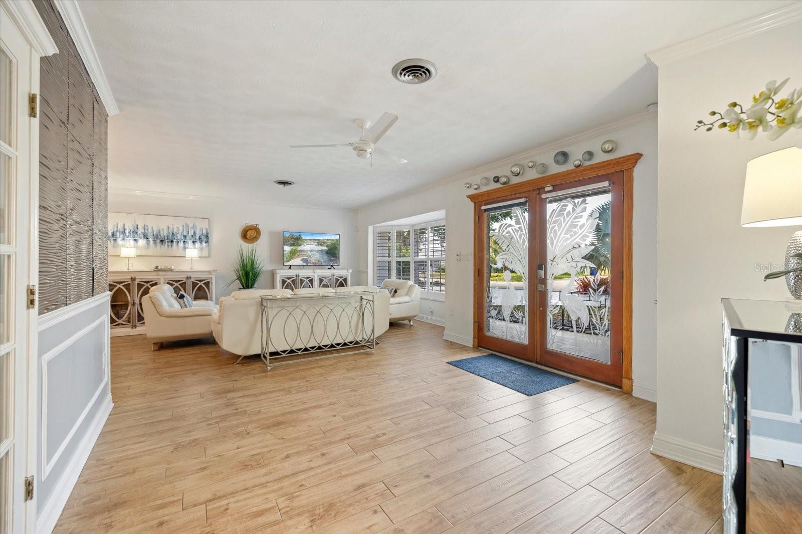 Image 5 of 54 For 117 Aurora Street E