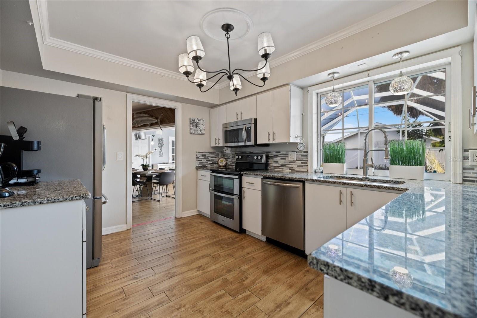 Image 6 of 54 For 117 Aurora Street E