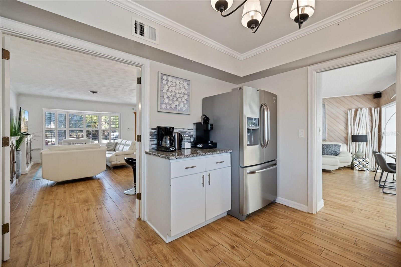 Image 8 of 54 For 117 Aurora Street E