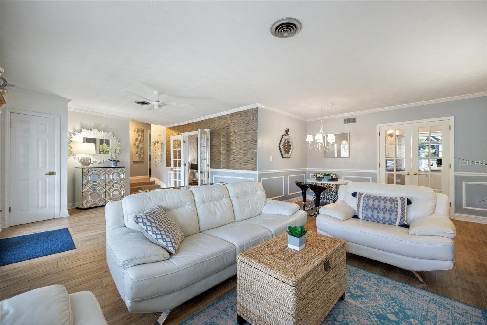 Image 9 of 54 For 117 Aurora Street E