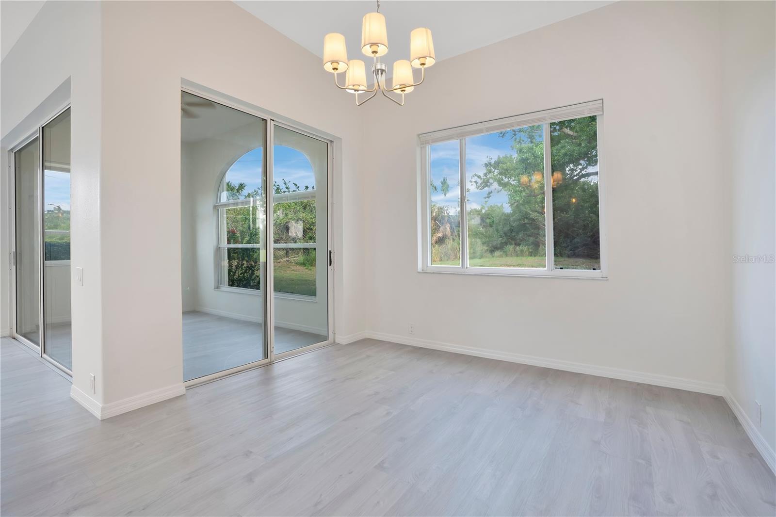 Image 10 of 33 For 8533 Gateway Court