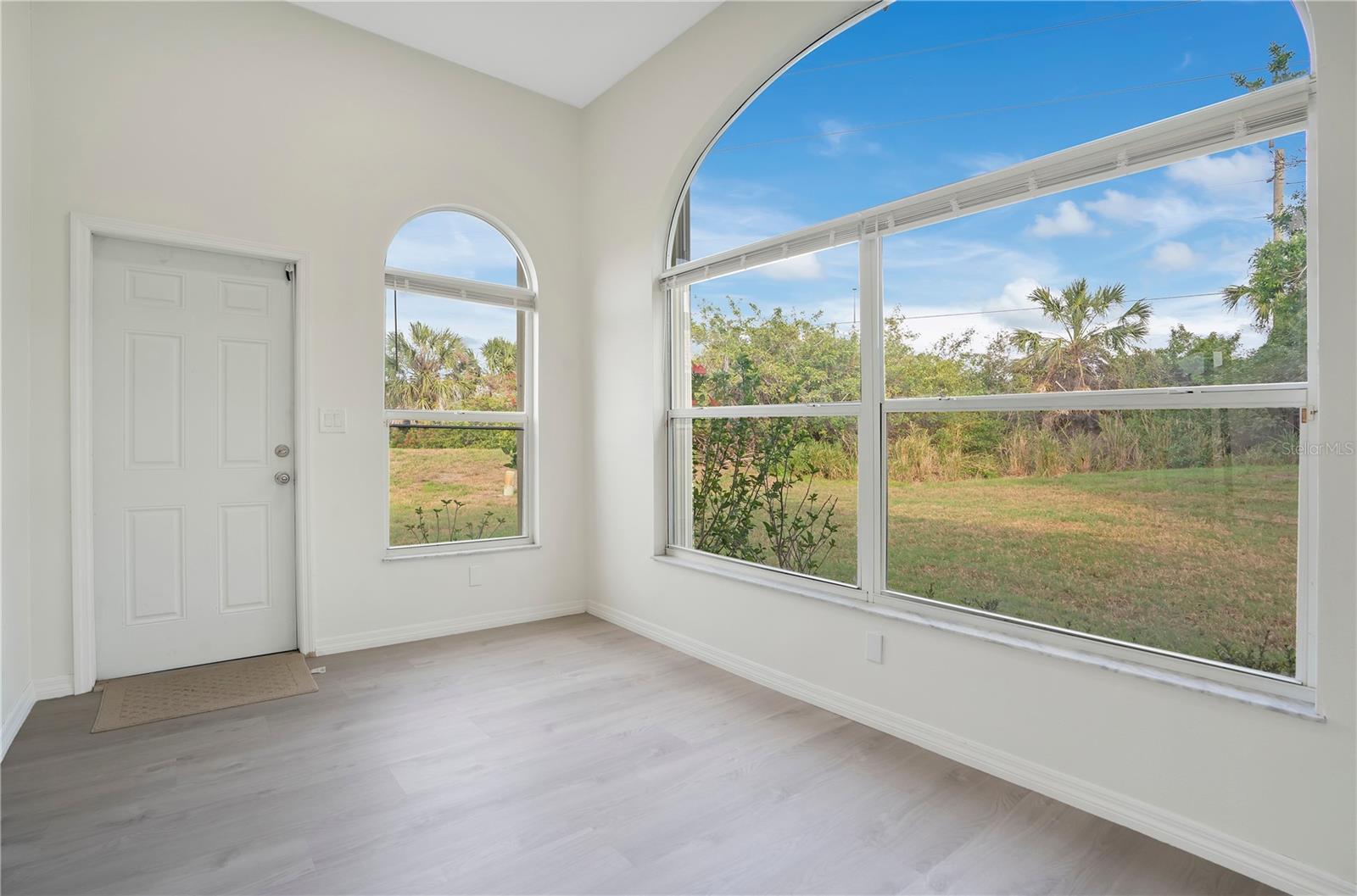 Image 11 of 33 For 8533 Gateway Court