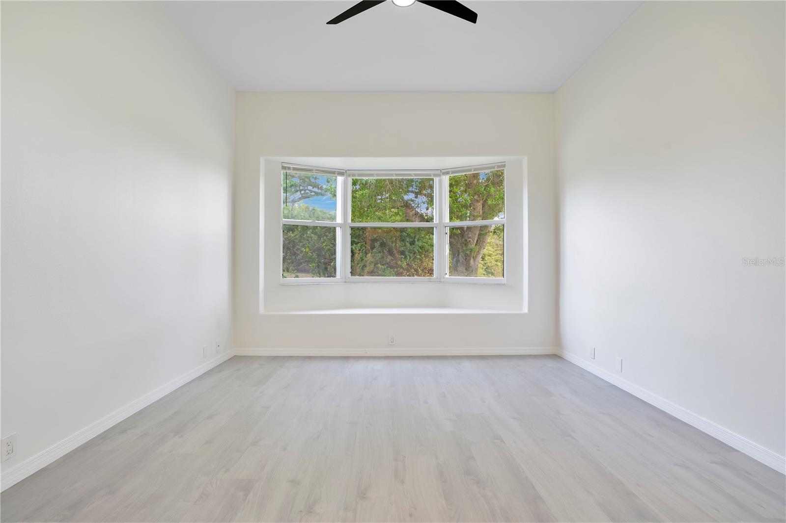 Image 15 of 33 For 8533 Gateway Court