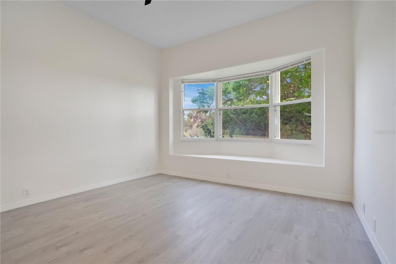 Image 16 of 33 For 8533 Gateway Court