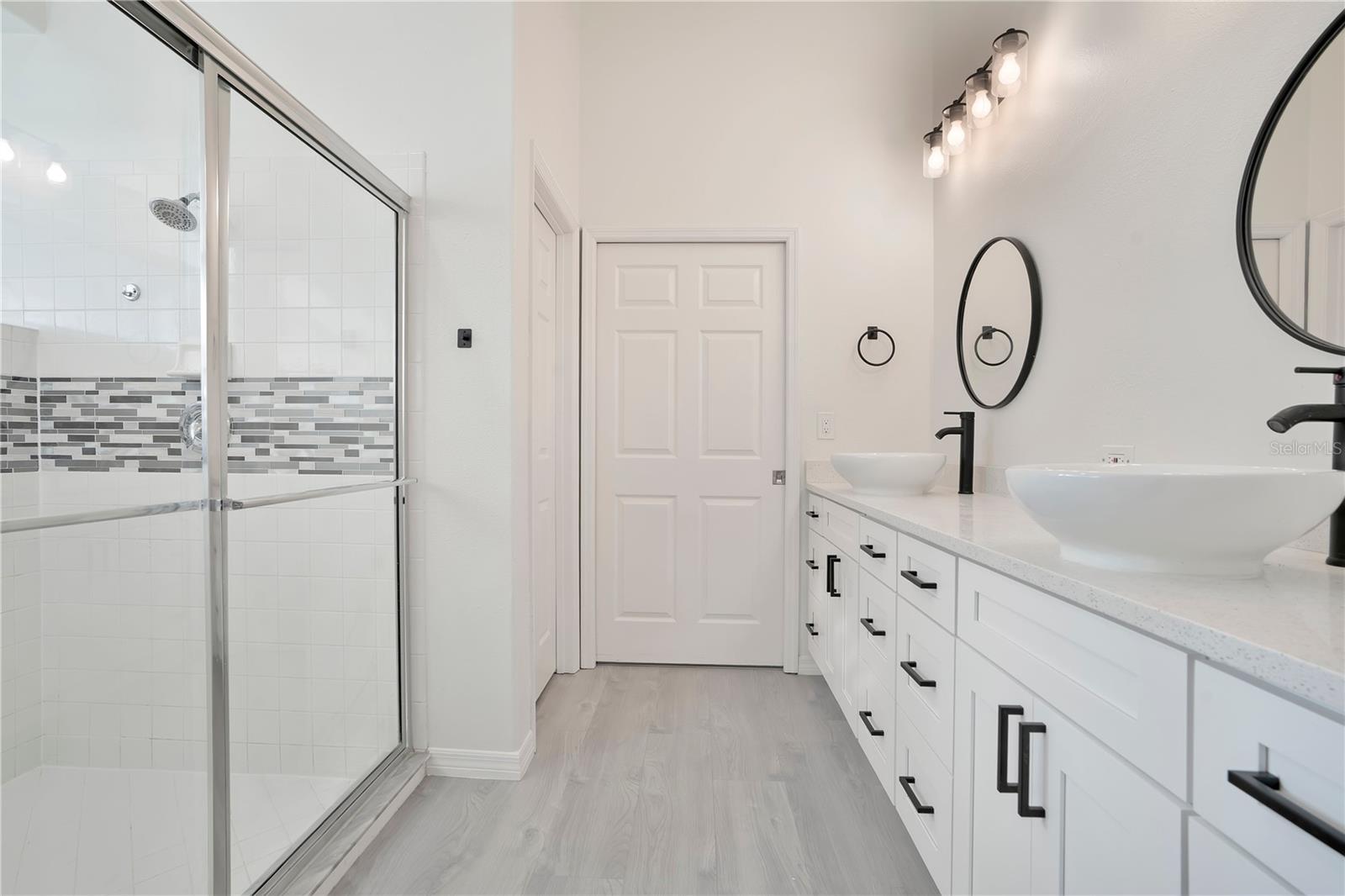 Image 17 of 33 For 8533 Gateway Court