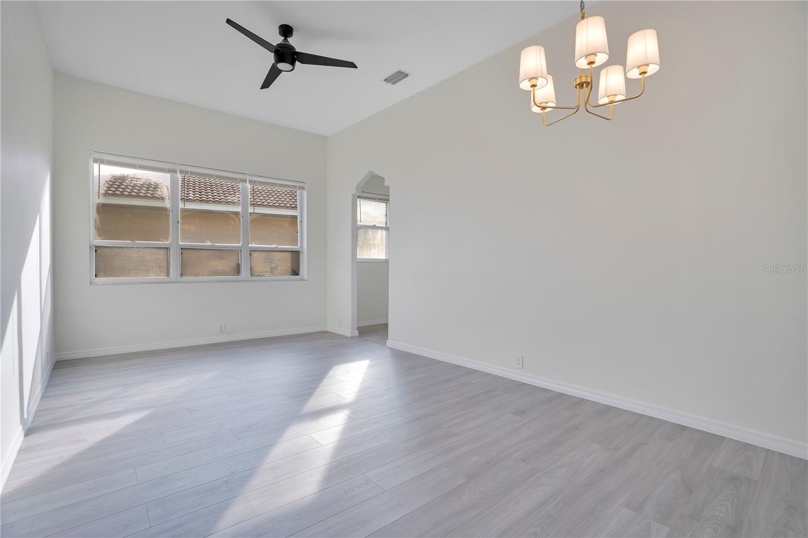 Image 19 of 33 For 8533 Gateway Court