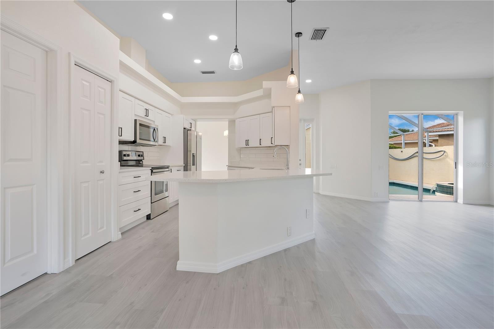 Image 5 of 33 For 8533 Gateway Court