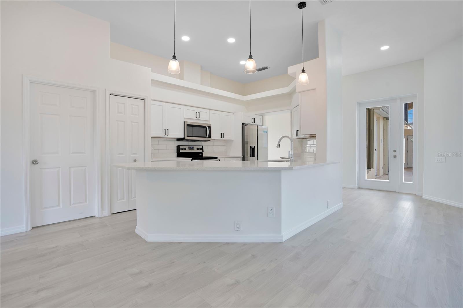 Image 6 of 33 For 8533 Gateway Court