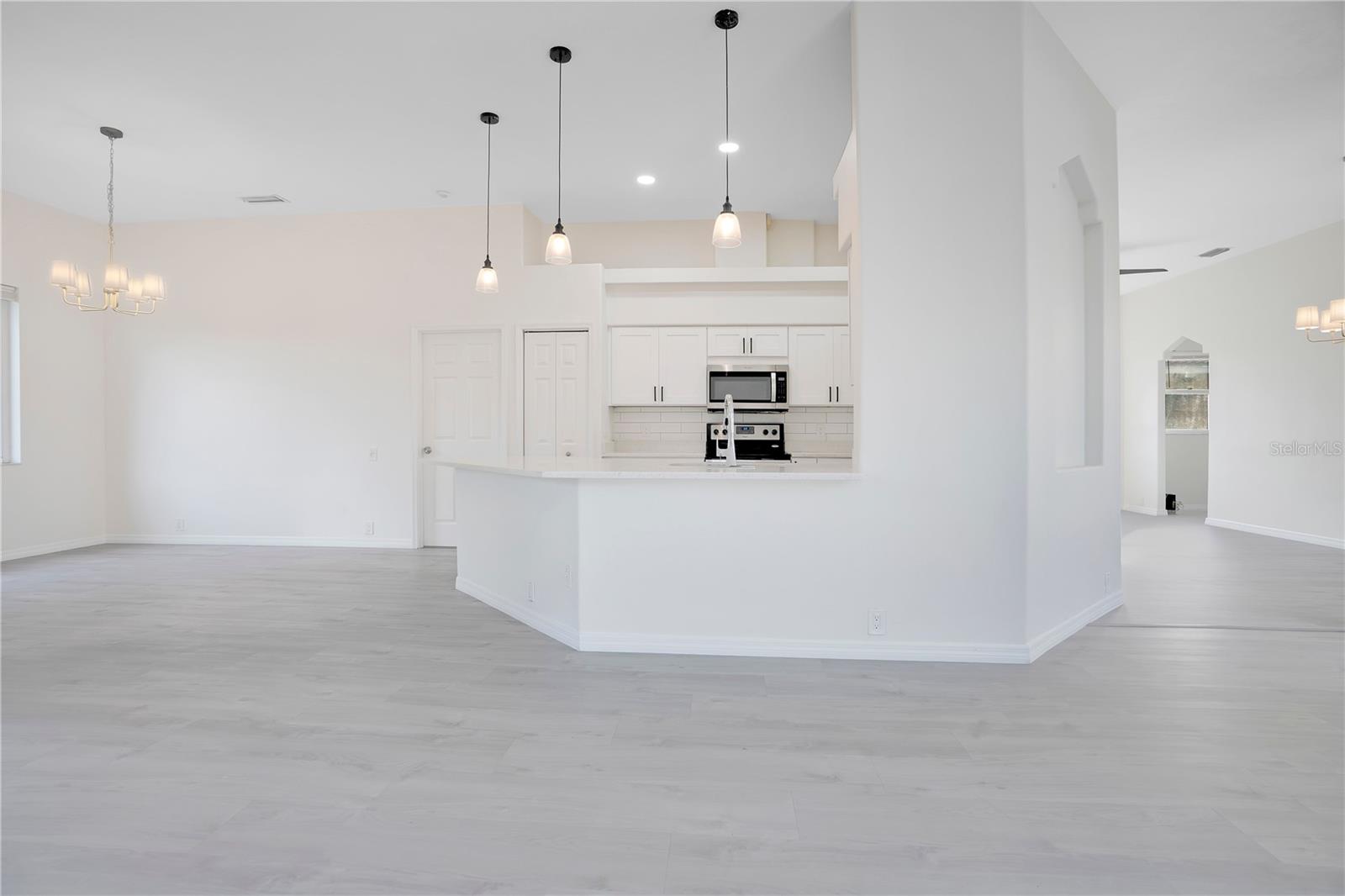 Image 7 of 33 For 8533 Gateway Court