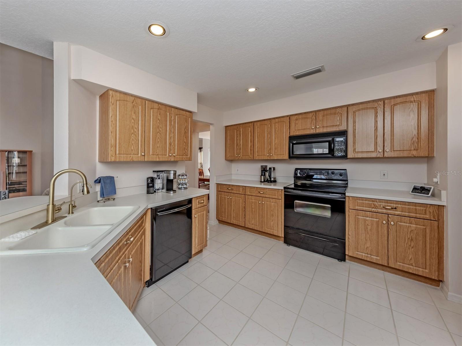 Image 14 of 49 For 897 Colonial Road