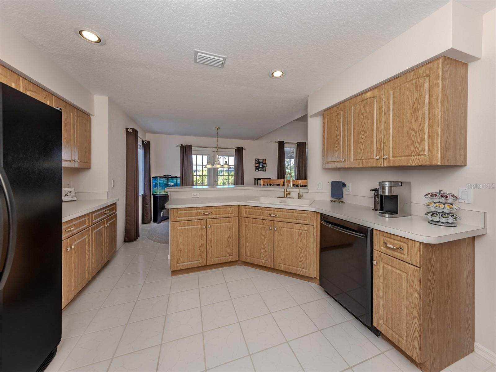 Image 15 of 49 For 897 Colonial Road