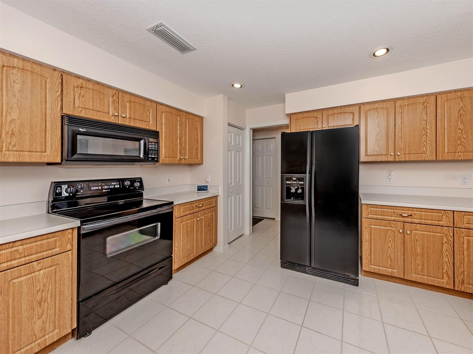 Image 16 of 49 For 897 Colonial Road