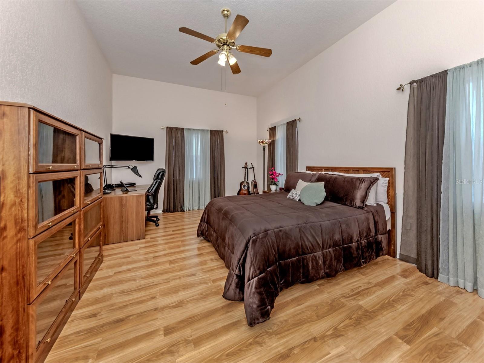 Image 17 of 49 For 897 Colonial Road