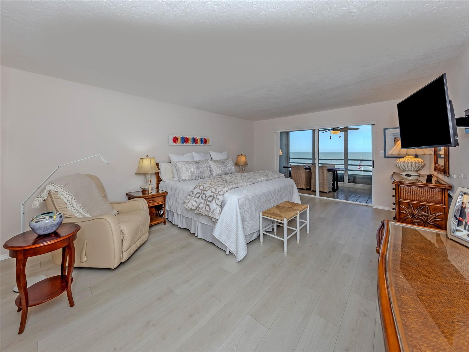 Image 20 of 56 For 550 Flamingo Drive 301