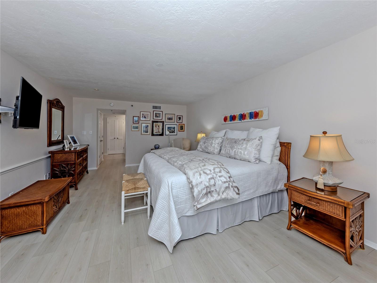 Image 21 of 56 For 550 Flamingo Drive 301