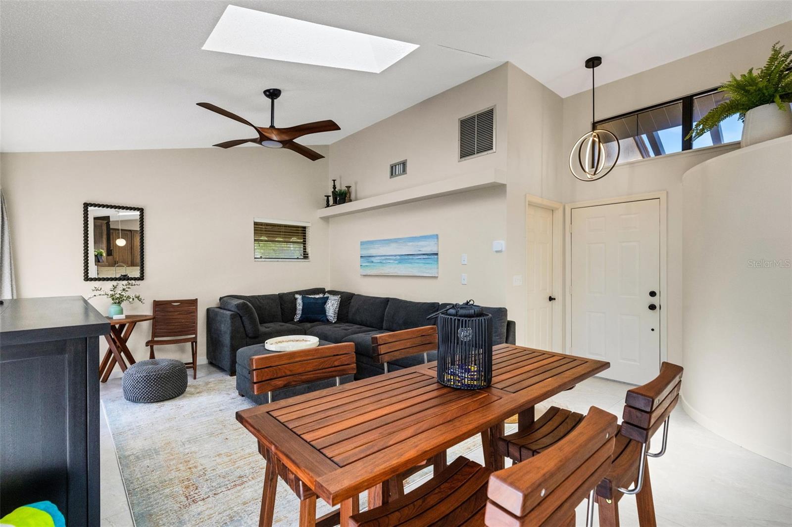 Image 16 of 53 For 440 Palmetto Court 1