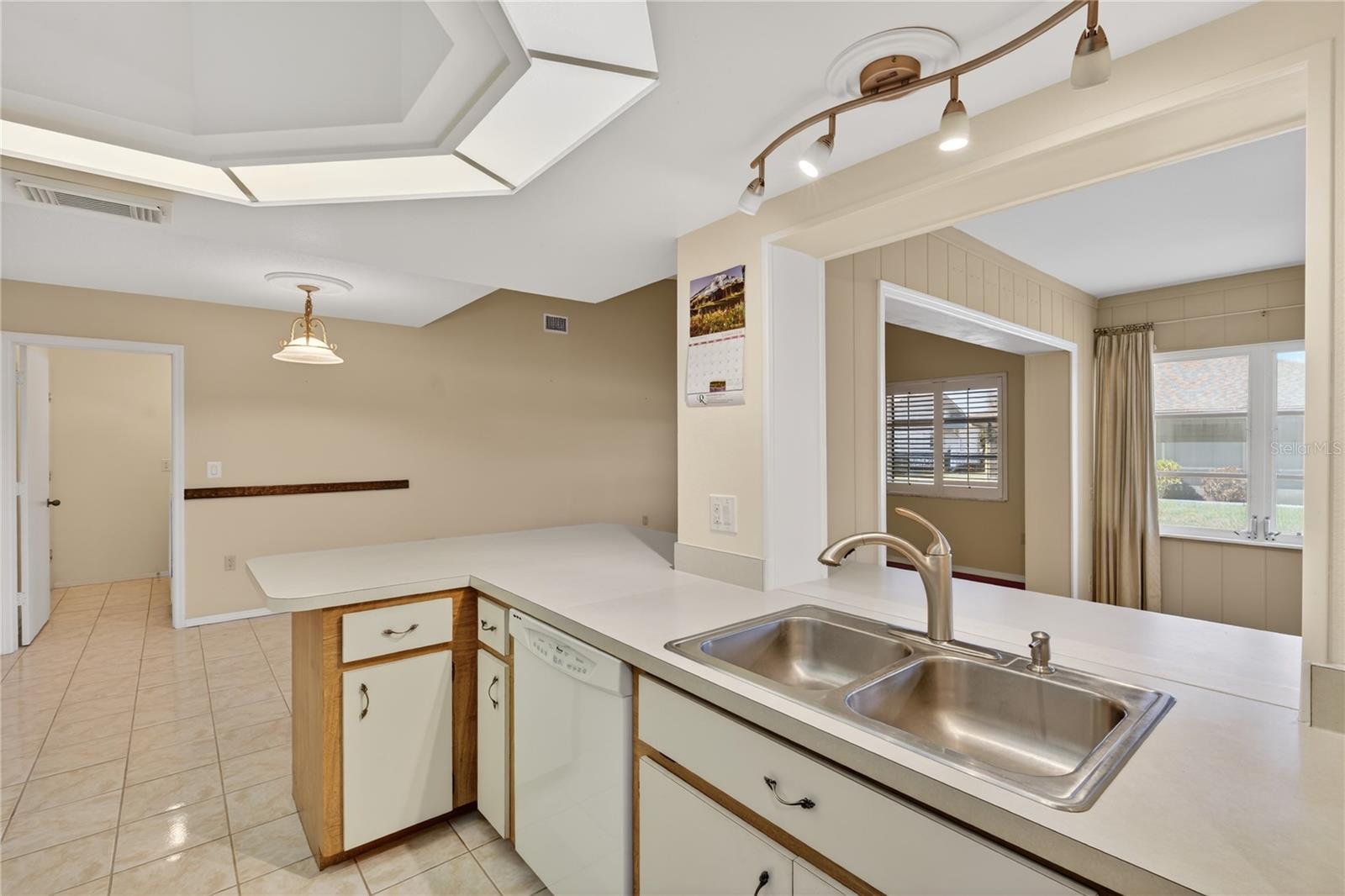 Image 11 of 61 For 5852 Lincoln Road