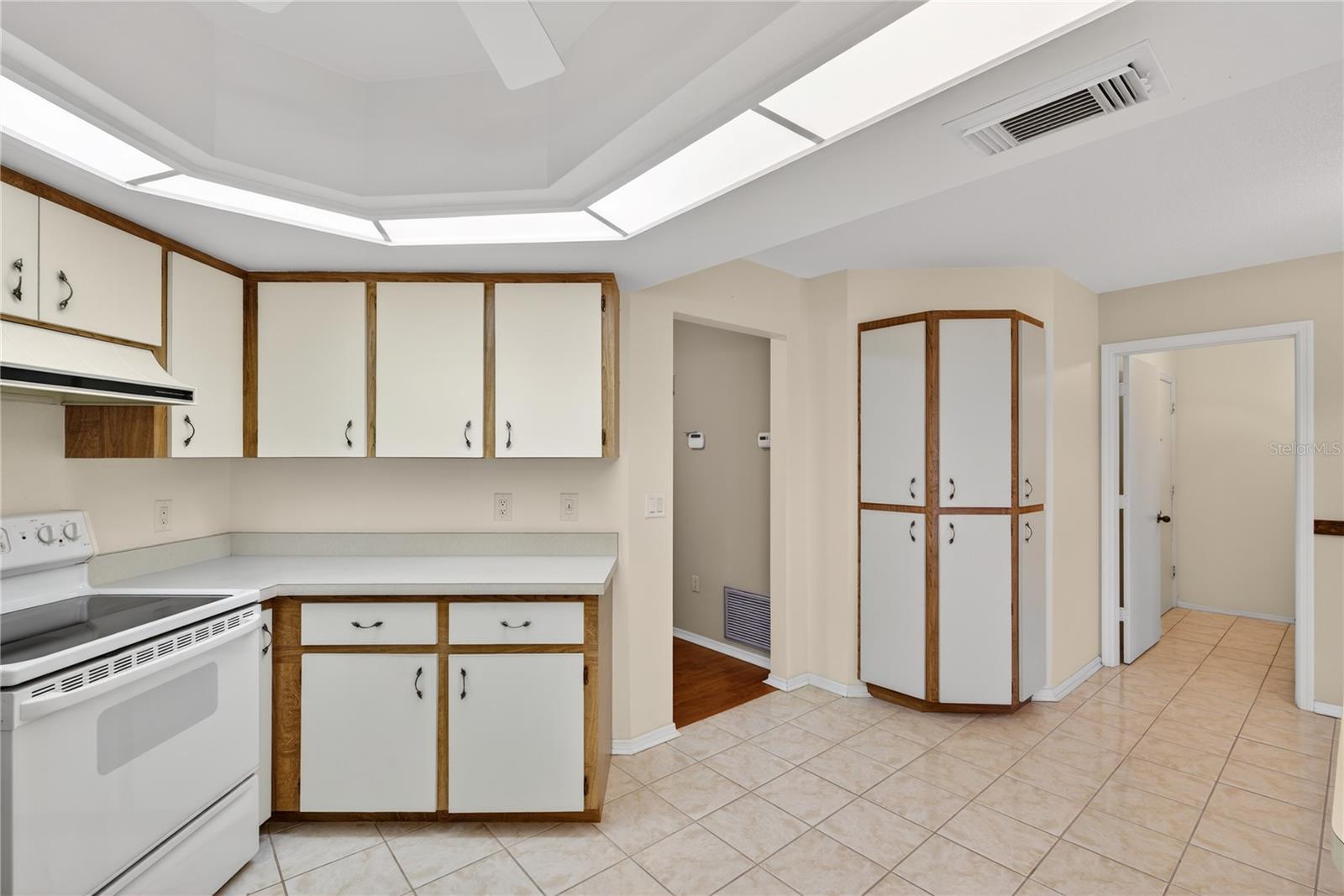 Image 13 of 61 For 5852 Lincoln Road