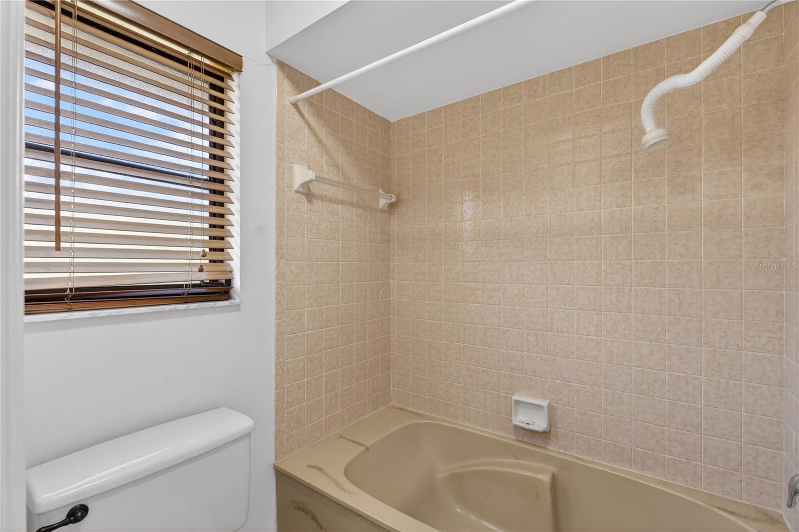 Image 34 of 61 For 5852 Lincoln Road