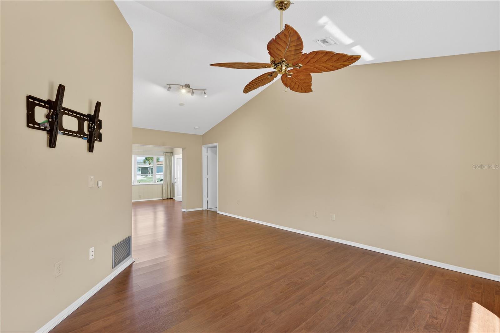 Image 7 of 61 For 5852 Lincoln Road