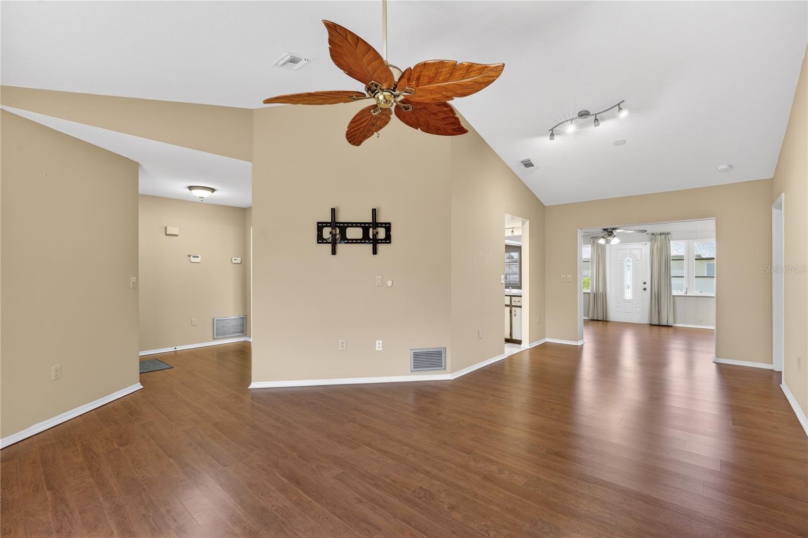 Image 8 of 61 For 5852 Lincoln Road