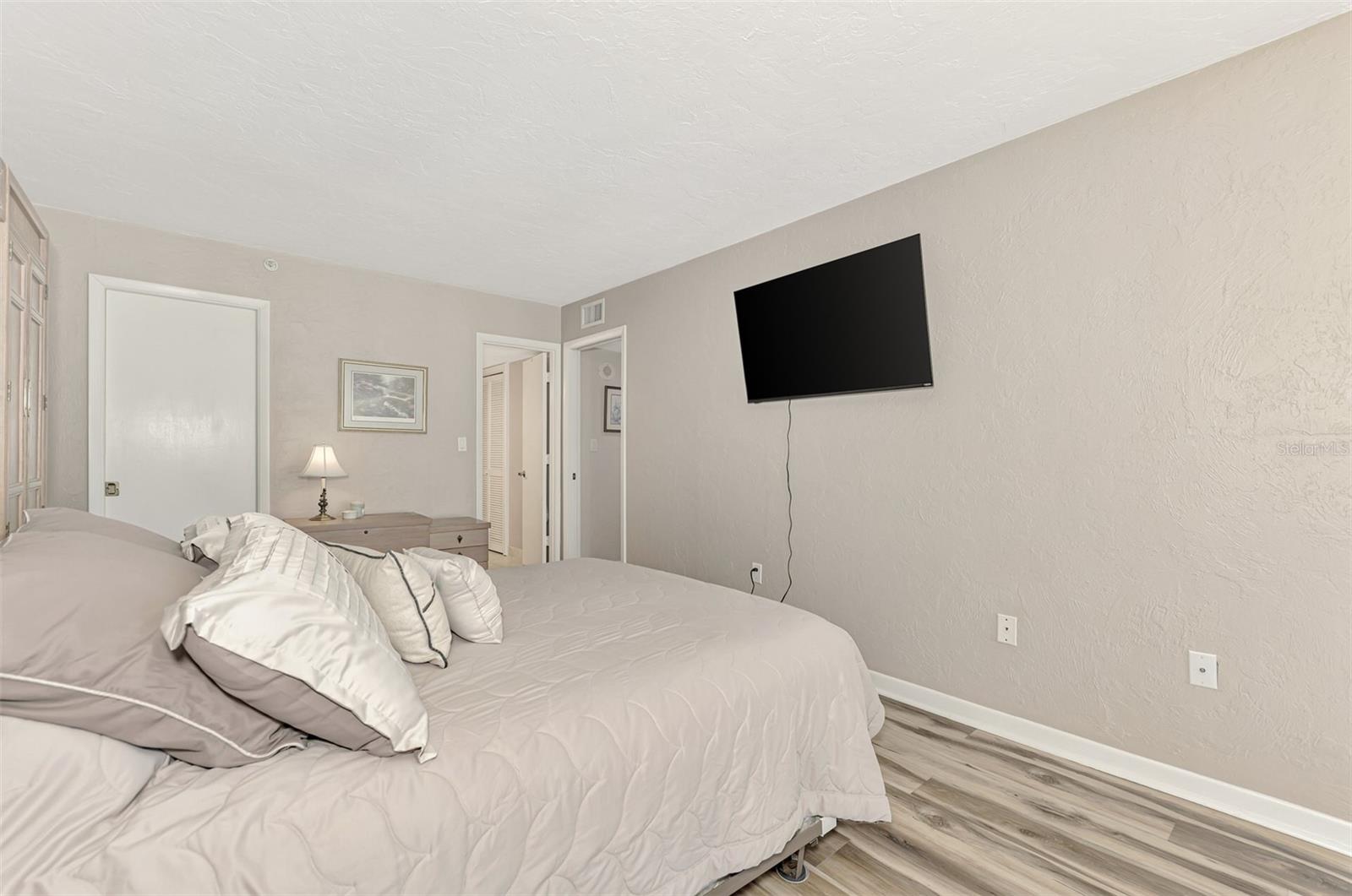 Image 38 of 74 For 631 Alhambra Road 1004